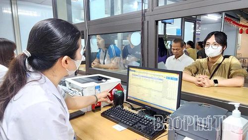 Bệnh viện Đa khoa Hòa Bình tiếp nhận và hỗ trợ thanh toán BHYT cho người dân đến khám, điều trị bệnh.