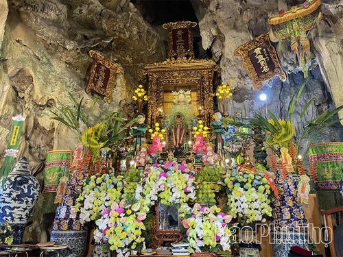 Động Phong Sơn thờ chính cung Chúa Bà Diệu Nghĩa Tàng Hình.