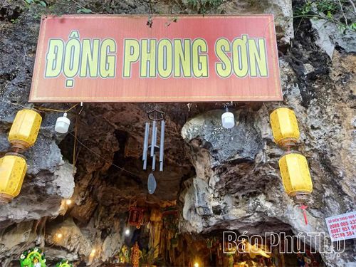 Lối vào động Phong Sơn.