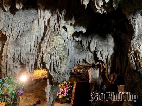 Hệ thống nhũ đá trong lòng động lung linh huyền ảo say đắm lòng người.