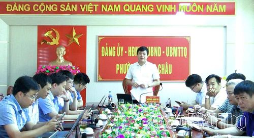 Ông Hoàng Anh Vũ - Chủ tịch UBND phường Phong Châu chủ trì hội nghị về giải pháp đẩy nhanh tiến độ triển khai Cụm công nghiệp Phú Hộ.