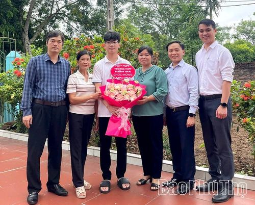 Ban giám hiệu, giáo viên chủ nhiệm Trường THPT Hiền Đa chúc mừng em Trần Minh Phú - 1 trong 3 thủ khoa khối AOO.