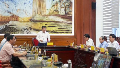 Đồng chí Trần Vũ Khiêm, Phó Bí thư Thường trực Tỉnh ủy, Trưởng đoàn đại biểu Quốc hội tỉnh tham luận tại hội thảo về thực tiễn vận hành mô hình tổ chức của hệ thống chính trị và chính quyền 3 cấp - Ảnh: N.M