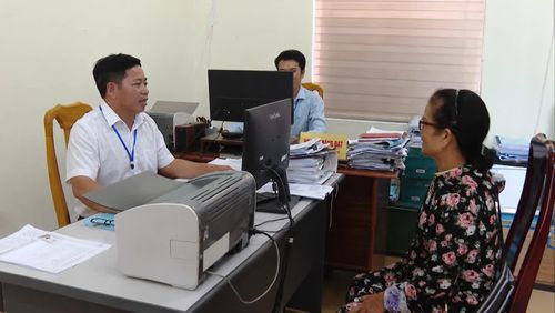 Anh Trần Như Lĩnh, chuyên viên Phòng Kinh tế, UBND xã Cam Hồng khắc phục khó khăn đáp ứng yêu cầu công việc trong bối cảnh mới - Ảnh: N.B