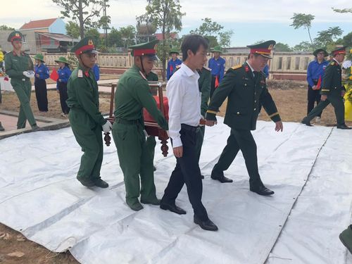 Đưa hài cốt liệt sĩ về nơi an táng - Ảnh: Thùy Trang