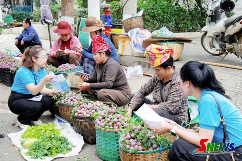Viên chức BHXH tỉnh tuyên truyền chính sách BHYT tại các chợ dân sinh.