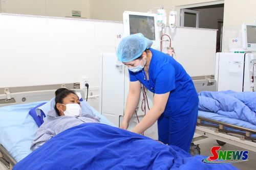 Y, bác sĩ Bệnh viện Đa khoa tỉnh thăm khám cho bệnh nhân chạy thận nhân tạo.