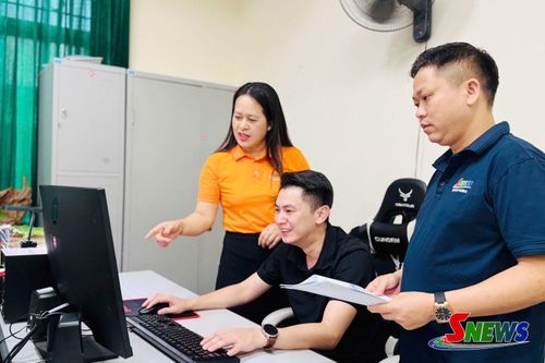 Cán bộ, phóng viên, kỹ thuật viên Báo và Phát thanh, truyền hình Sơn La sản xuất tin bài.