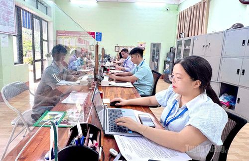 Công chức Trung tâm Phục vụ hành chính công xã Hùng An giải quyết thủ tục hành chính của người dân.