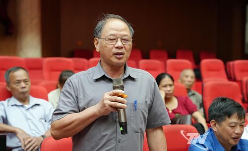 Cử tri xã Na Rì phát biểu.