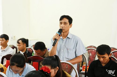 Cử tri thôn Cao Thượng phát biểu tại buổi tiếp xúc.