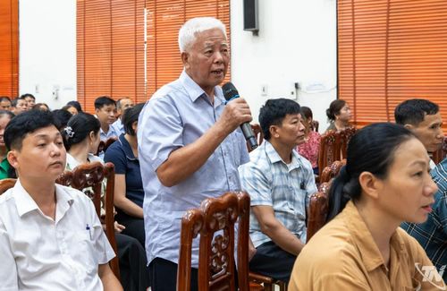 Cử tri xã Phú Bình phát biểu.