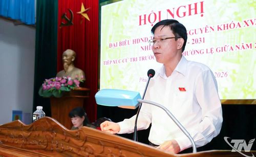 Đồng chí Dương Văn Tiến phát biểu tại Hội nghị tiếp xúc cử tri xã Phú Bình.