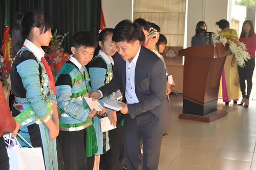 Nhà báo Huy Thủy trong một chuyến đi cộng đồng cùng Tạp chí.