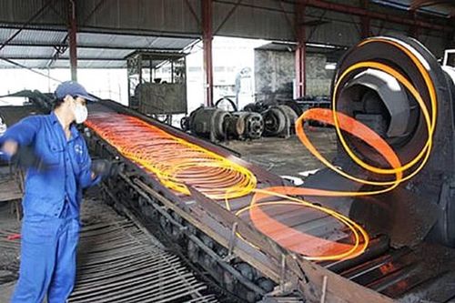 Quyết định của Thủ tướng về phân bổ hạn ngạch giai đoạn 2025-2026 đã đưa 25 cơ sở sản xuất sắt thép vào thí điểm, cùng tổng hạn ngạch hơn 268 triệu tấn CO₂ cho ba ngành trọng điểm. Ảnh: VGP