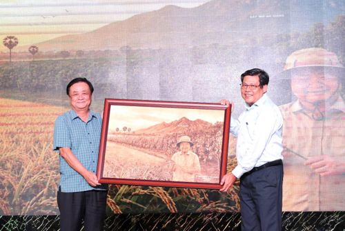 Nguyên Phó Chủ tịch Quốc hội Lê Minh Hoan đón nhận bức tranh chân dung của mình được làm từ lá thốt nốt do Phó Chủ tịch UBND tỉnh An Giang Ngô Công Thức trao tặng