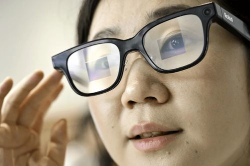 Kính thông minh AI đang nhanh chóng trở thành thế hệ thiết bị điện toán cá nhân mới sau điện thoại thông minh. Ảnh: Xinhua