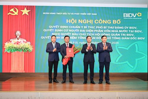 Thống đốc Ngân hàng Nhà nước Phạm Đức Ấn trao Quyết định chuẩn y Phó Bí thư Đảng ủy BIDV nhiệm kỳ 2025 - 2030 cho Tổng Giám đốc BIDV Hoàng Việt Hùng