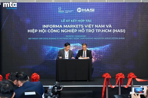 Đại diện Informa Markets Việt Nam và Chủ tịch HASI ký kế hợp tác.