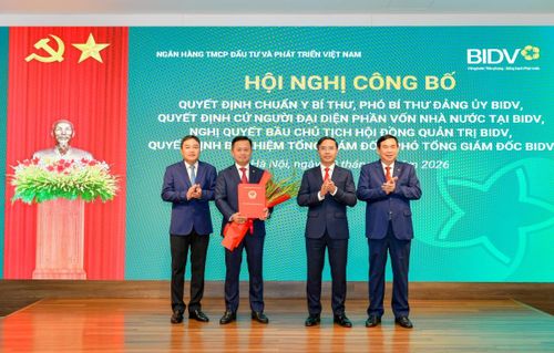 Thống đốc NHNN Phạm Đức Ấn, Phó Chủ nhiệm Ủy ban Kiểm tra Trung ương Đinh Hữu Thành và Chủ tịch HĐQT BIDV Phan Đức Tú trao Quyết định và tặng hoa chúc mừng đồng chí Hoàng Việt Hùng nhận nhiệm vụ mới