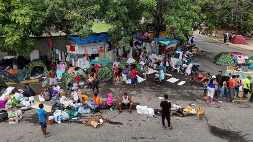 Nhiều người Venezuela sinh hoạt trong điều kiện thiếu thốn do tác động của trận động đất. Ảnh: Reuters