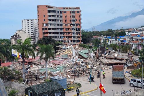 Khắp nơi vẫn đổ nát, tan hoang.