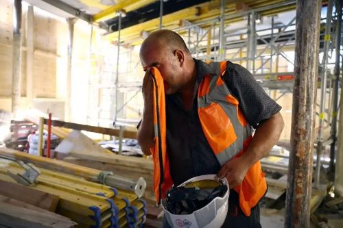 Dù nắng nóng, công nhân xây dựng vẫn phải làm việc ngoài trời. Ảnh: New York Times