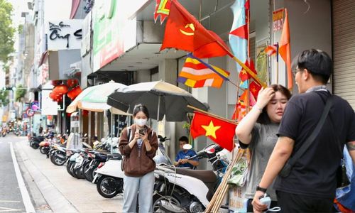 Trong những ngày kỷ niệm 50 năm thành phố mang tên Bác, các tuyến đường rực rỡ cờ hoa.
