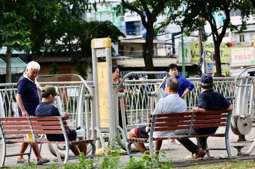 Con kênh Hàng Bàng vừa được tái tạo lại sạch sẽ, thoáng đãng; là nơi gặp mặt, trò chuyện của người dân thành phố.