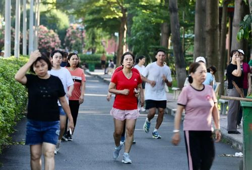 Người dân tập thể dục trong Công viên Bình Phú.
