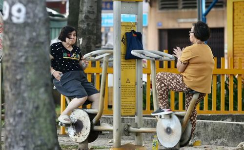 Hai cụ già hẹn nhau tập thể dục trong sáng sớm.