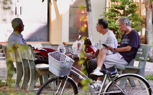 Giây phút bình yên của những người lớn tuổi bên ly cà phê sáng.