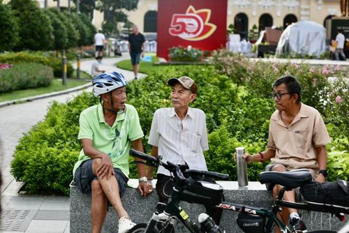 Những người lớn tuổi chọn một góc yên tĩnh giữa không gian sôi động để hàn huyên, tâm sự.