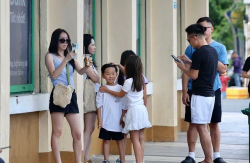 Du khách nước ngoài rảo bước ở khu trung tâm thành phố.