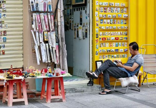 Một người bán đồ lưu niệm trên đường Lê Lợi