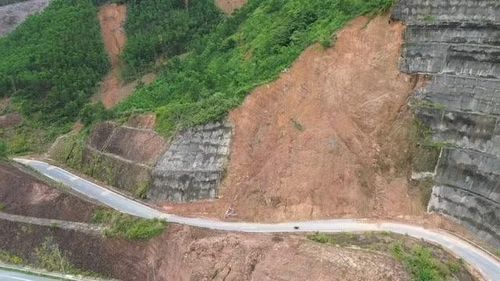 Sạt trượt xảy ra liên tục trên tuyến cao tốc La Sơn - Hòa Liên đoạn nút giao xã Khe Tre (TP Huế).
