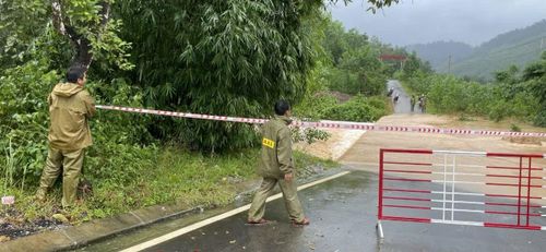 Những rãnh nứt sâu trên đồi, kéo theo đất đá liên tục trượt đổ xuống tỉnh lộ 14B vào mùa mưa bão cuối năm 2025 khiến người dân nơm nớp lo sợ.