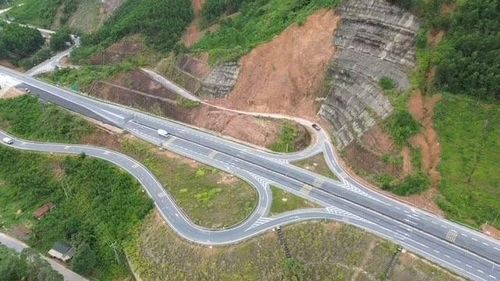 Tại nút giao cũ ở xã Khe Tre không chỉ xảy ra sạt trượt mà còn là "điểm đen" tai nạn giao thông.