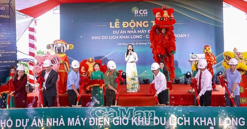 Các đồng chí lãnh đạo tỉnh, đại diện các sở, ngành, chính quyền địa phương và chủ đầu tư tiến hành nghi thức động thổ dự án.