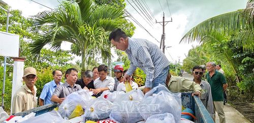 Xã Vĩnh Thanh cấp phát miễn phí 240 kg cá giống cho 15 hộ dân tham gia mô hình thí điểm nuôi thủy sản nước ngọt trên đất lúa.