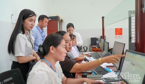 Công chức UBND phường An Xuyên xử lý nghiệp vụ trên giao diện phần mềm KPI, sáng 1/7.