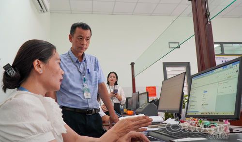 Ông Đinh Văn Hải, Phó Giám đốc Cụm khách hàng doanh nghiệp Viettel Cà Mau, trực tiếp hỗ trợ công chức phường An Xuyên tháo gỡ vướng mắc kỹ thuật trong ngày đầu vận hành thí điểm phần mềm KPI.
