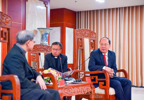  Bí thư Tỉnh ủy Cà Mau Nguyễn Hồ Hải ( bên phải) khẳng định, tỉnh sẽ tạo mọi điều kiện thuận lợi nhất để đại lễ diễn ra thành công.