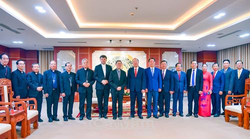 Phái đoàn Tòa thánh Vatican và lãnh đạo tỉnh Cà Mau chụp ảnh lưu niệm.