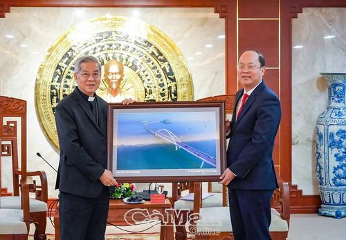 Bí thư Tỉnh ủy Nguyễn Hồ Hải trao phần quà lưu niệm và bức ảnh về công trình trọng điểm của tỉnh đến Phái đoàn Tòa thánh Vatican.