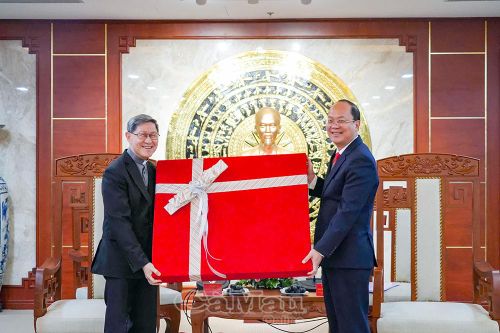 Đức Hồng y Luis Antonio Gokim Tagle trao phần quà của Phái đoàn Tòa thánh Vatican đến Bí thư Tỉnh ủy Nguyễn Hồ Hải.