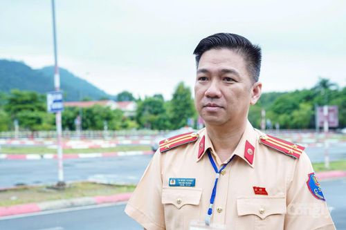 Trung tá Tạ Ngọc Khánh - Đội phó Đội Sát hạch, cấp giấy phép lái xe cơ giới đường bộ.
