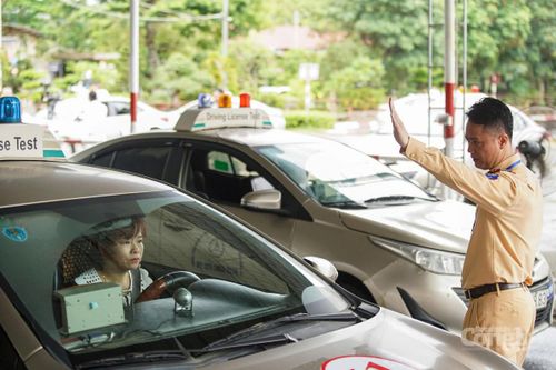 Học viên dự sát hạch sa hình.