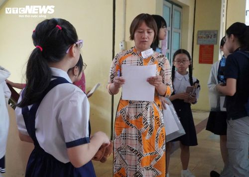 Thí sinh làm thủ tục khảo sát.