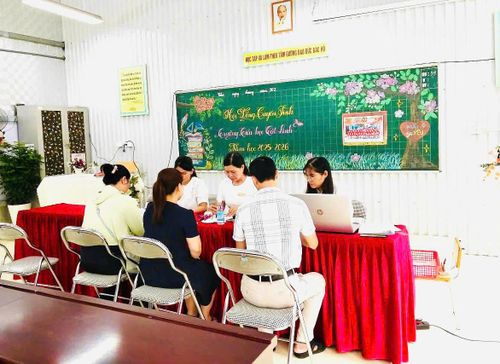 Các trường học trên địa bàn thành phố Hà Nội đều bố trí giáo viên hỗ trợ phụ huynh học sinh đăng ký tuyển sinh trực tuyến.